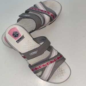 Khombu sandals size 7